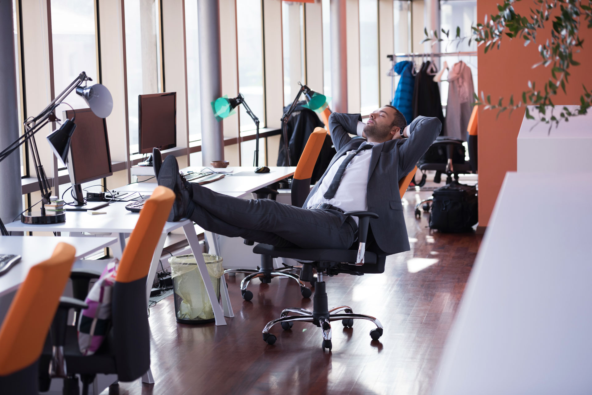 Entspannter Geschäftsmann im Büro dank KI-Automatisierung