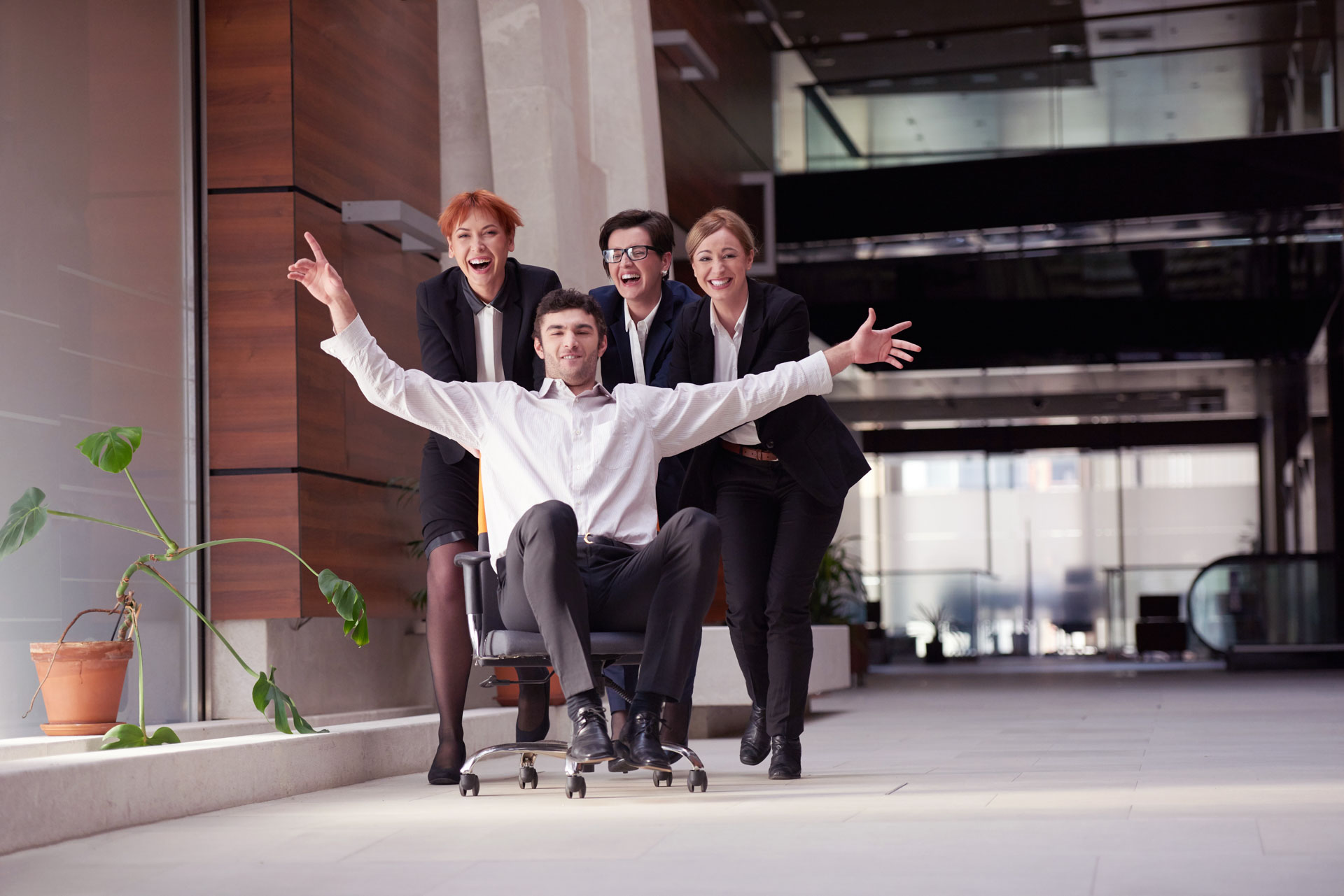 Erfolgreiches Business-Team feiert Ergebnisse der KI-Implementierung