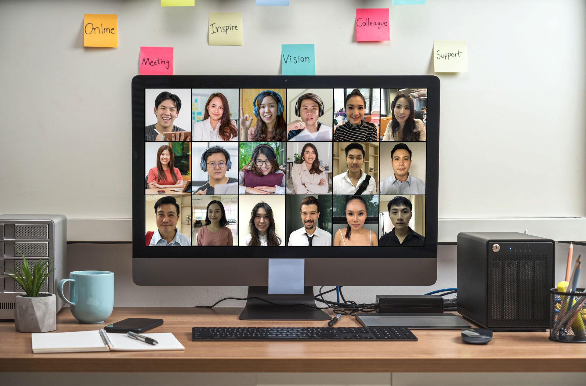 Moderner Arbeitsplatz mit Microsoft-365-Anwendungen und Videokonferenz