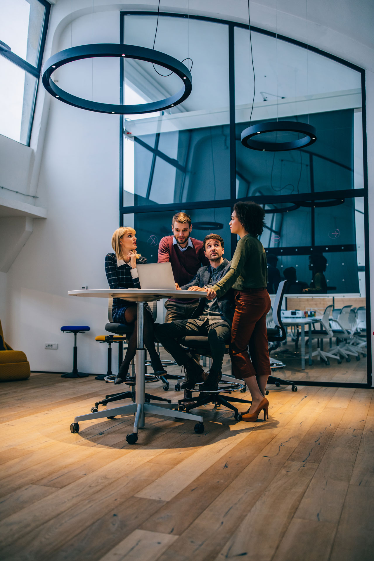 Team arbeitet gemeinsam an Prozessoptimierung und KI-Strategie