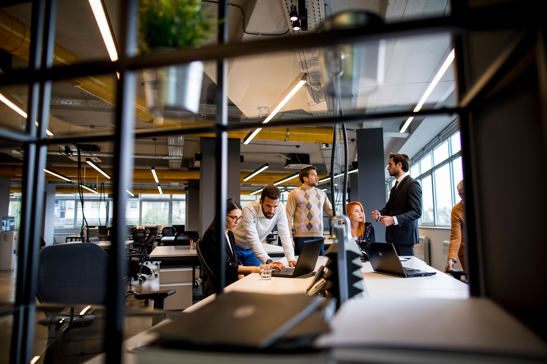 Business-Team arbeitet im modernen Büro mit Microsoft-365-Anwendungen