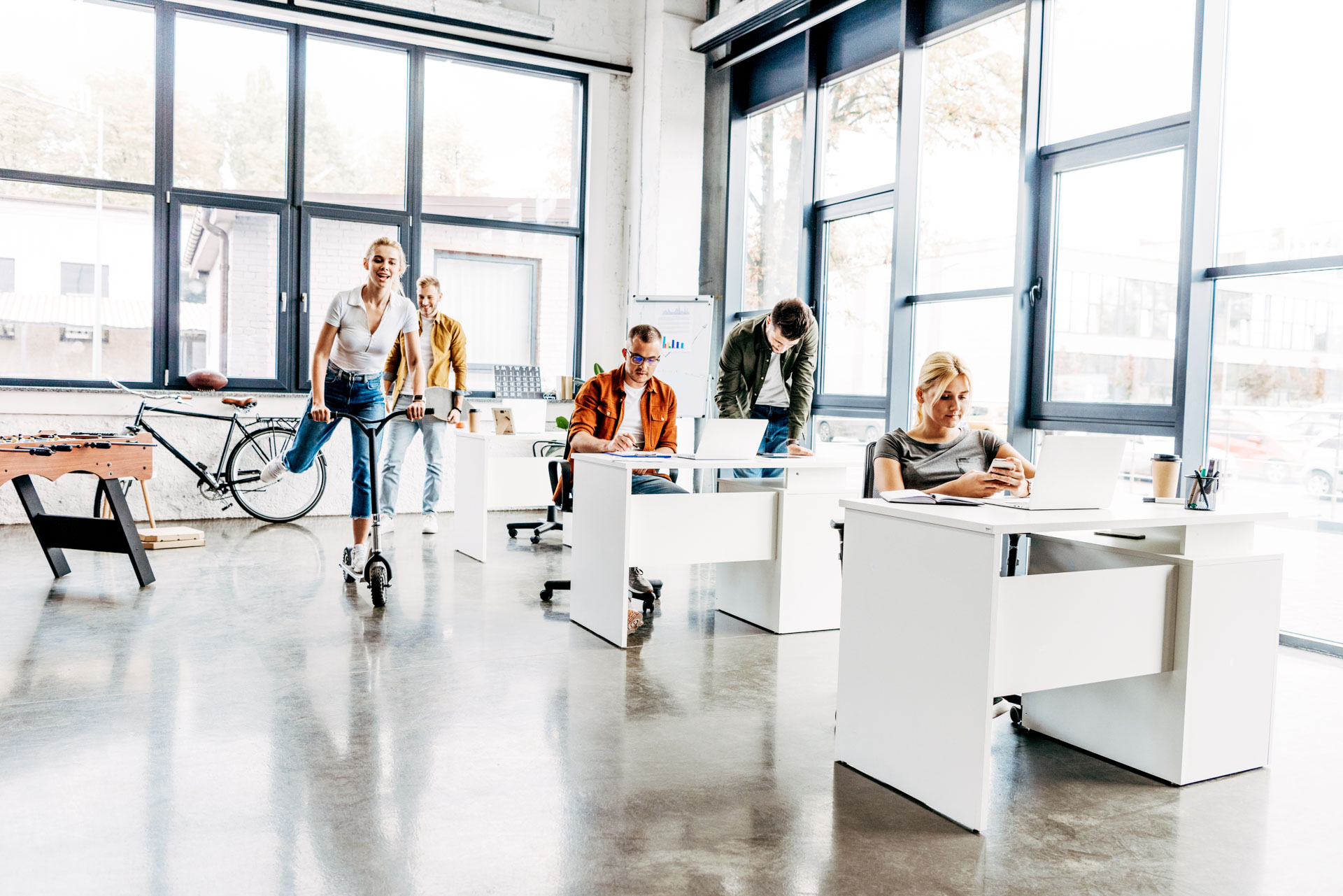 Modernes Büro mit jungen Unternehmern bei der Zusammenarbeit