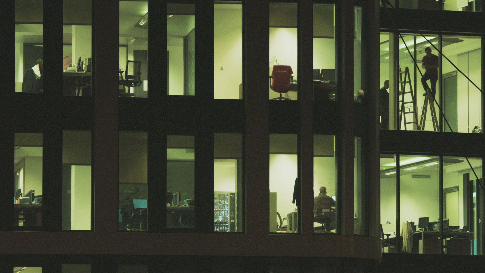 Bürogebäude bei Nacht symbolisiert Transparenz und Überwachung im KI-Datenschutz