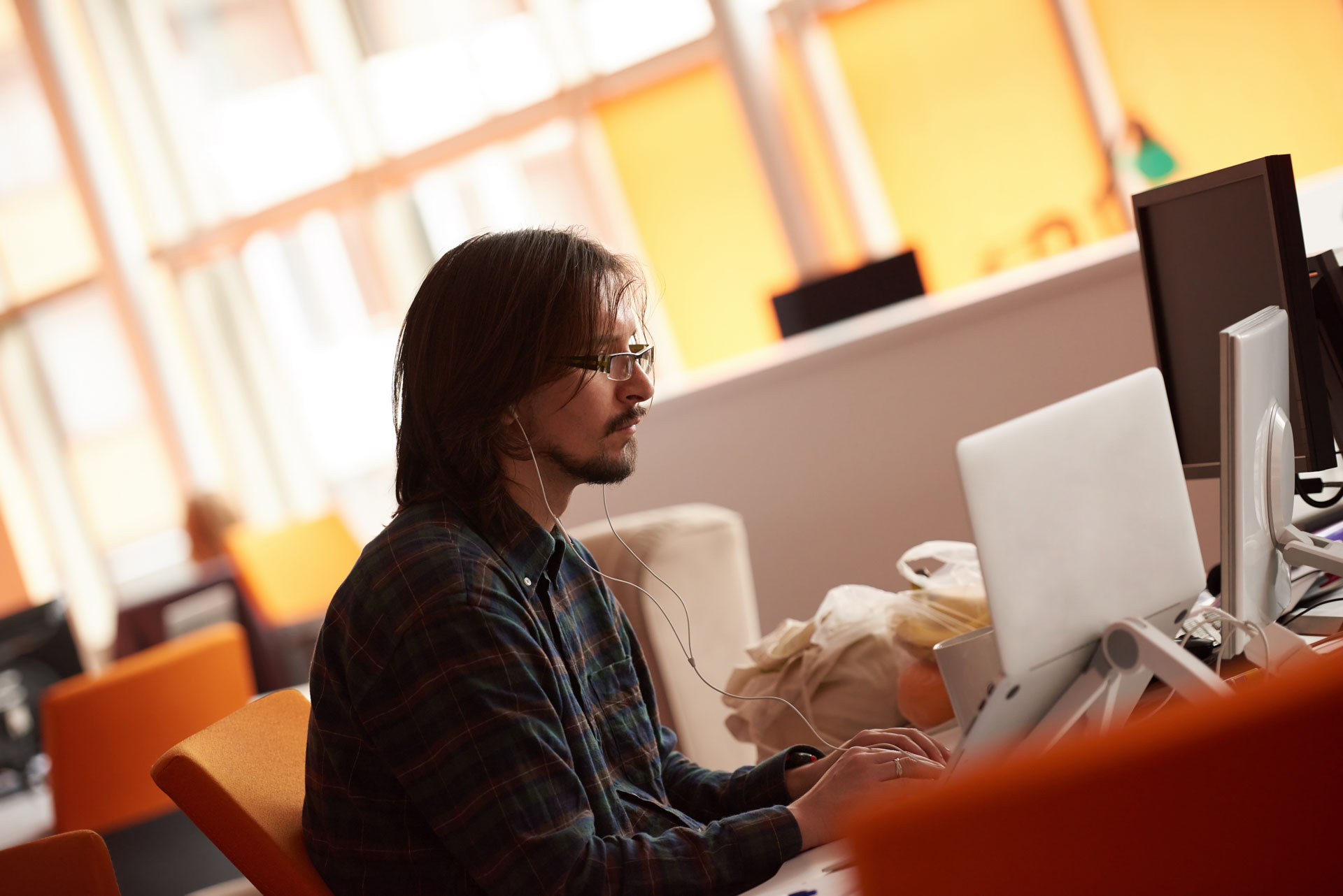 Entwickler arbeitet an KI-Agent Implementierung im modernen Büro